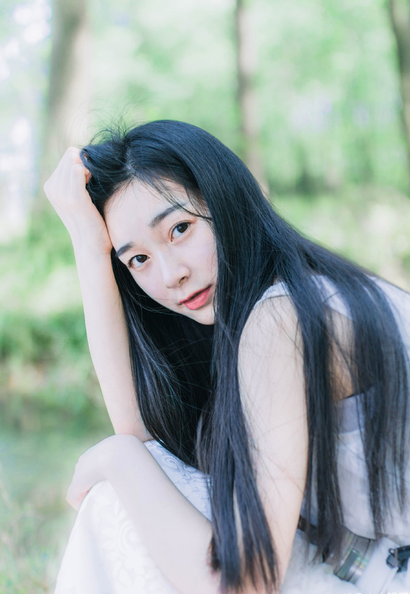 “算不得新消息，其实早在半年多前，蜀主刘璋突然开始推广均田制，效仿吕布在冀州的作为，不断从世家手中夺取土地，而且手段比之吕布还要下作，吕布至少事出有因，而且处事有法可依，利了百姓，而刘璋却只为一己私利，处事不公，百姓也得不到实利，搞得整个成都怨声载道，世家敢怒不敢言，到最近，刘璋越发昏庸，世家主动降税之后，百姓眼见告发无利之后，不再主动告发，刘璋却暗中买通一些刁民告状，小弟感觉蜀中恐怕要出事，特地星夜兼程赶回荆州，将此事告知兄长。”诸葛均沉声道。